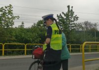 policjanta legitymuje rowerzystę