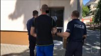 umundurowani policjanci prowadzą zatrzymnego