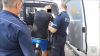 umundurowani policjanci prowadzą zatrzymnego