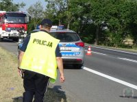 policjant sporządza dokumentację ze zdarzenia