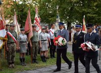 Komendant Powiatowy Policji w Brzegu składa kwiaty pod pomnikiem mjr Sucharskeigo