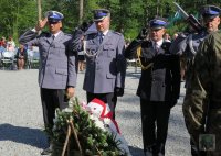 Kadra Kierownicza Policji i Straży Pożarnej składa kwiaty pod pomnikiem