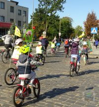 uczestnicy Rajdu Przedszkolaka na trasie w kaskach i kamizelkach odblaskowych