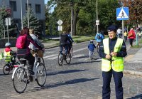 policjantka zabezpiecza trasę przejazdu uczestników Rajdu Przedszkolaka