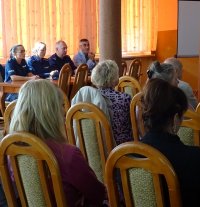 seniorzy i policjanci podczas debaty