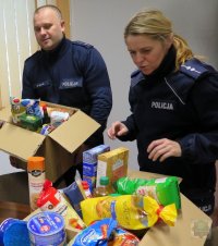 policjanci pakują zebrane produkty do szlachetnych paczek