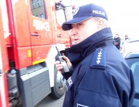 policjant prowadzi korespondencję przez radiostację