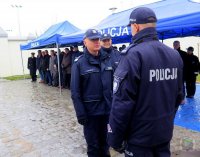 Komendant Powiatowy Policji w Brzegu insp. Mariusz Stelnicki składa meldunek gen. insp. dr Jarosławowi Szymczykowi Komendantowi Głównemu Policji o objęciu nowej siedziby KPP w Brzegu.