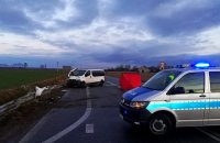 miejsce zdarzenia, uszkodzony pojazd, radiowóz, pracujący na miejscu policjanci