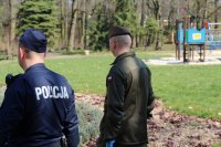 policjant wspólnie z żołnierzem WOT patroluje park