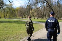 policjant wspólnie z żołnierzem WOT patroluje park