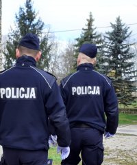 policjanci patrolują park