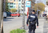 policjant patroluje miasto