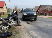 policjanci pracują na miejscu zdarzenia drogowego w którym brał udział motocykl i samochód osobowy