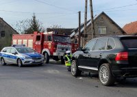 policjanci pracują na miejscu zdarzenia drogowego w którym brał udział motocykl i samochód osobowy