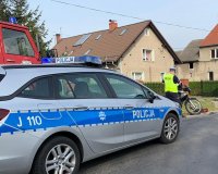 policjanci pracują na miejscu zdarzenia drogowego w którym brał udział motocykl i samochód osobowy