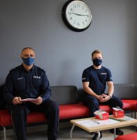 policjanci wypełniają ankietę przed oddaniem krwi