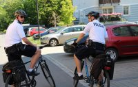 policjanci na rowerach patrolują miasto