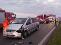 uszkodzony pojazd podczas zdarzenia na autostradzie A4