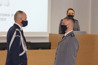 dowódca uroczystości - umundurowany policjant, składa meldunek Komendantowi Wojewódzkiemu Policji w Opolu