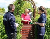 policjanci rozmawiają z seniorami