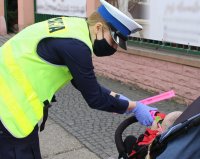 policjantka przekazuje odblask