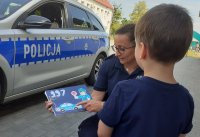 policjantka przekazuje dzieciom odblaski