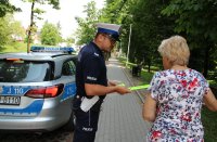 policjant rozdaje odblaski