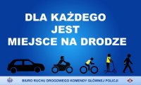 niebieskie tło, uczestnicy ruchu drogowego , napis dla każdego jest miejsce na drodze