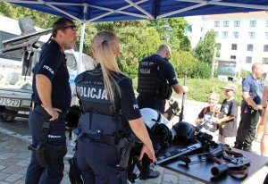 policjanci prezentują broń