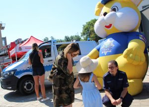 policjantka rozmawia z dziećmi