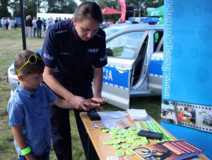 policjantka pobiera linie papilarne