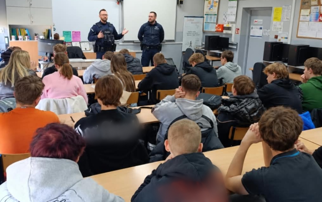 Spotkania policjantów z młodzieżą w Grodkowie na temat cyberbezpieczeństwa