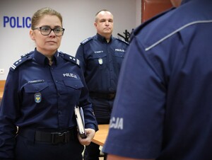 policjantka podczas odbierania meldunku