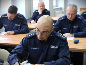 policjanci biorący udział w konkursie podczas rozwiązywania testu wiedzy