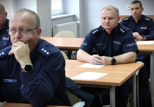 policjanci biorący udział w konkursie podczas rozwiązywania testu wiedzy