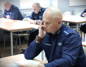 policjanci biorący udział w konkursie podczas rozwiązywania testu wiedzy