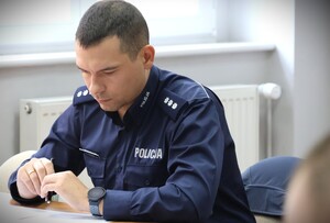 policjanci biorący udział w konkursie podczas rozwiązywania testu wiedzy