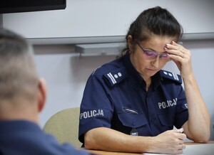 policjantka czyta tekst zadań