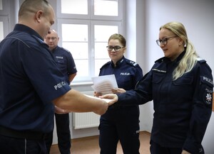 Pani Komendant wręcza wyróżnienia