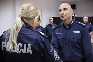 Pani Komendant wręcza wyróżnienia