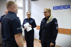 Pani Komendant wręcza wyróżnienia