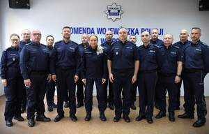 zdjęcie grupowe policjantów biorących udział w konkursie z Panią Komendant i kadra kierowniczą